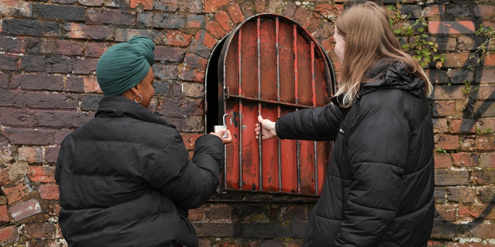 Person opening padlock at one of the Key to the City locations, with Yale being the official sponsor.